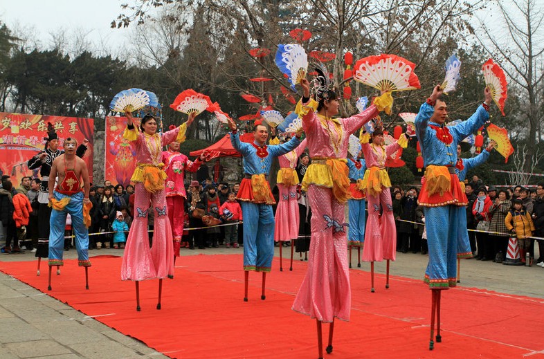 ȸwalking on stilts